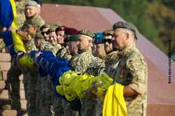 В Киеве подняли самый большой государственный флаг Украины (ФОТО)
