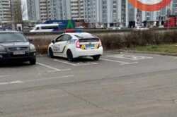 В Киеве патрульные припарковали автомобиль на месте для людей с инвалидности