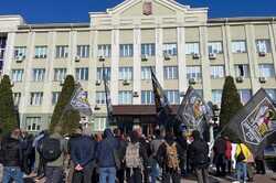 В Ирпене из-за вырубки леса застройщиками жители пикетируют горсовет (ФОТО)