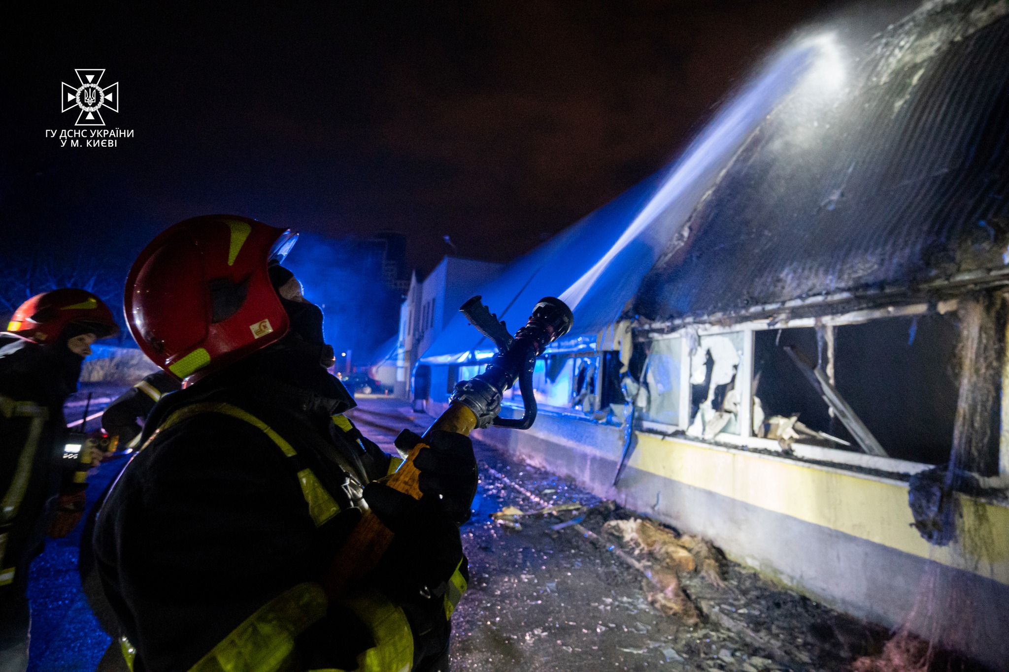 Масштабна пожежа на СТО сталася у Києві (ФОТО)