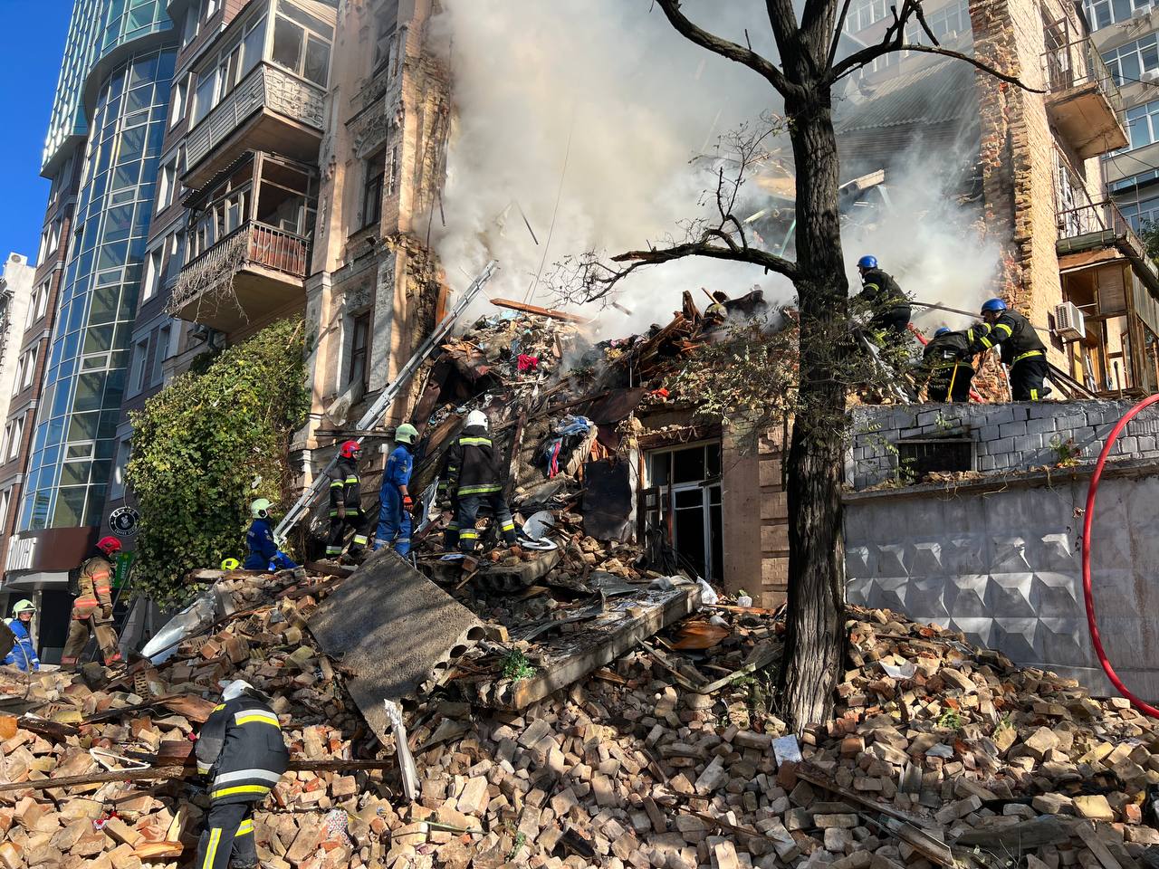 Від вибуху після обстрілів Києва під завалами будинку загинула жінка (ФОТО)