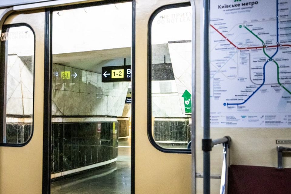 Після ракетних обстрілів у Києві відновили рух метро