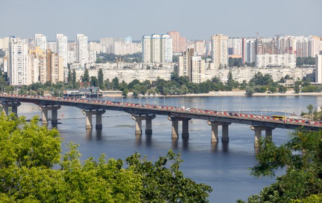 У Києві на мосту Патона утворився "водоспад": у КМДА повідомили причину