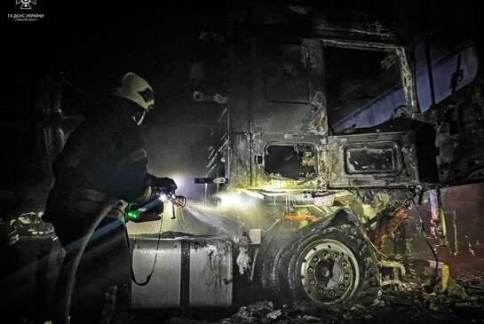 На Київщині вщент згоріли бензовоз та мікроавтобуси (ФОТО)