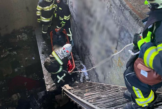 У Києві чоловік впав у величезну яму: знадобилась допомога рятувальників