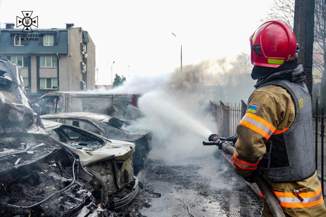 Про наслідки ракетних атак на Київ розповіли рятувальники (ФОТО)