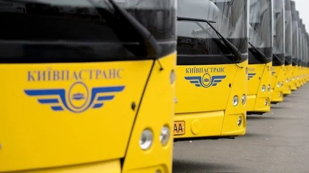 Сьогодні у Києві змінять маршрути п’ять автобусів та тролейбус (НОМЕРИ)