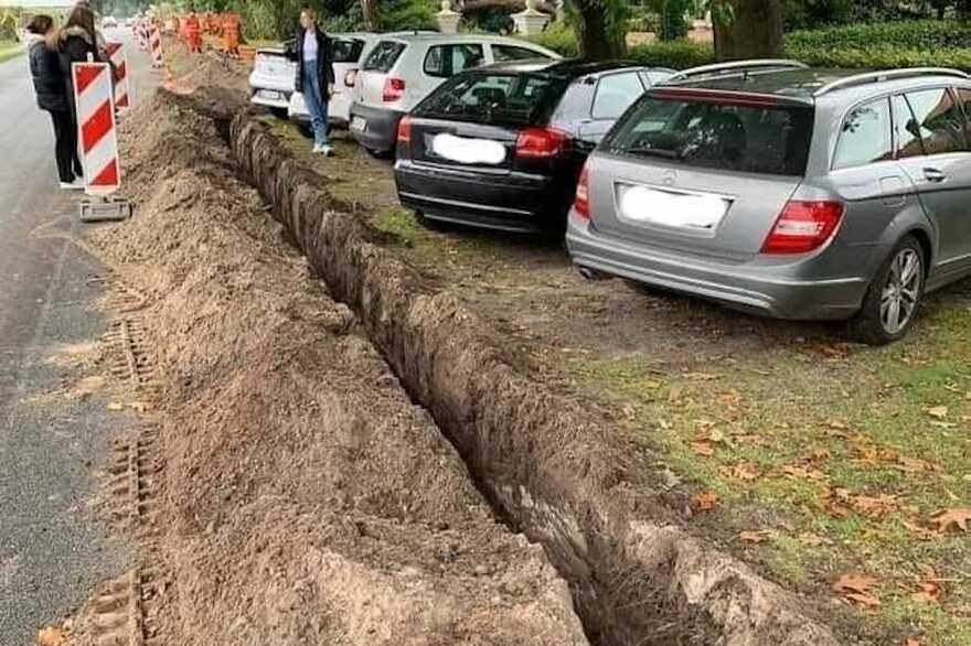 В Киеве выкопали ров и заблокировали нарушителей парковки (фото) 1