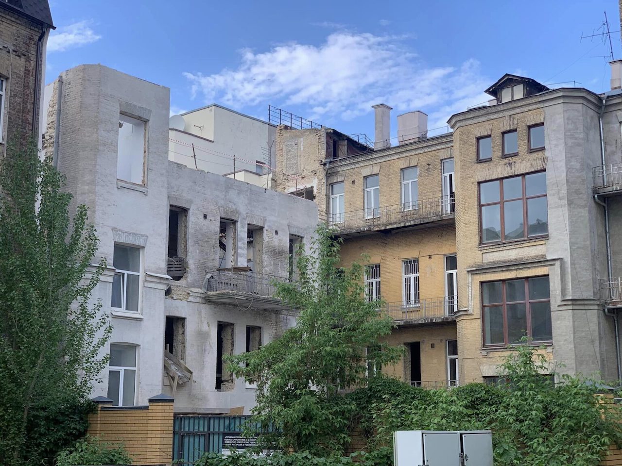 У центрі Києва під виглядом реставрації знищують історичний будинок (Фото)