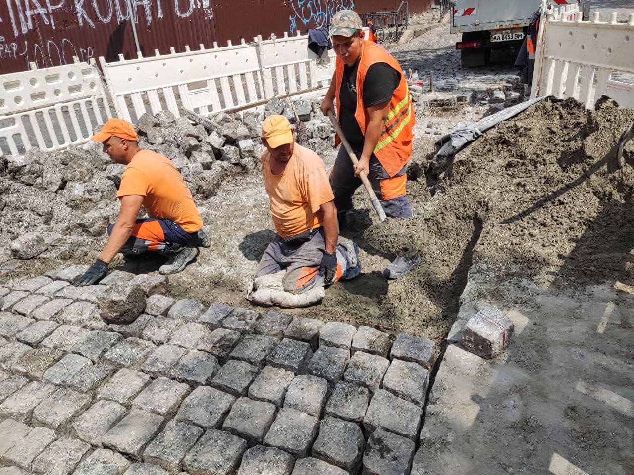 У центрі Києва оновлюють бруківку й ремонтують тротуар