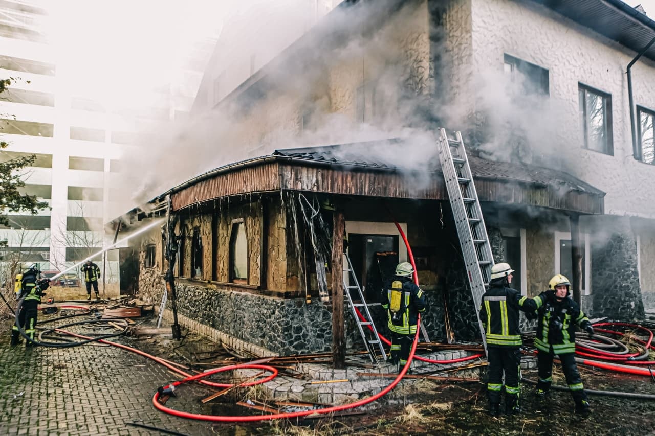 В Киеве сгорело здание неработающего ресторана (ФОТО)