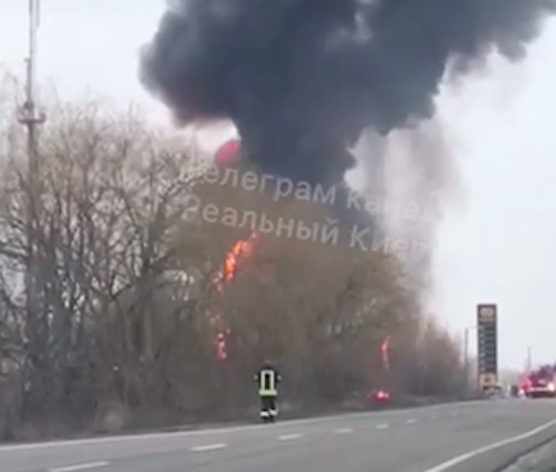 У Київській області масштабна пожежа на заправці: горить бензин (Відео)