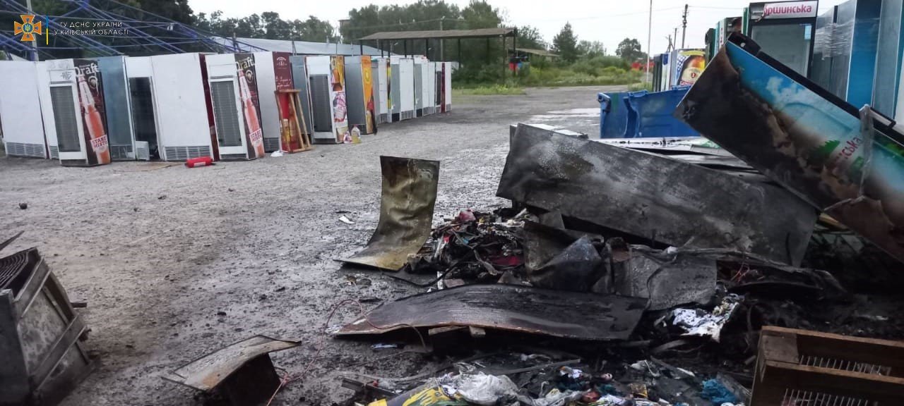 На Київщині згоріли цех, автомобіль та десяток холодильників (ФОТО)