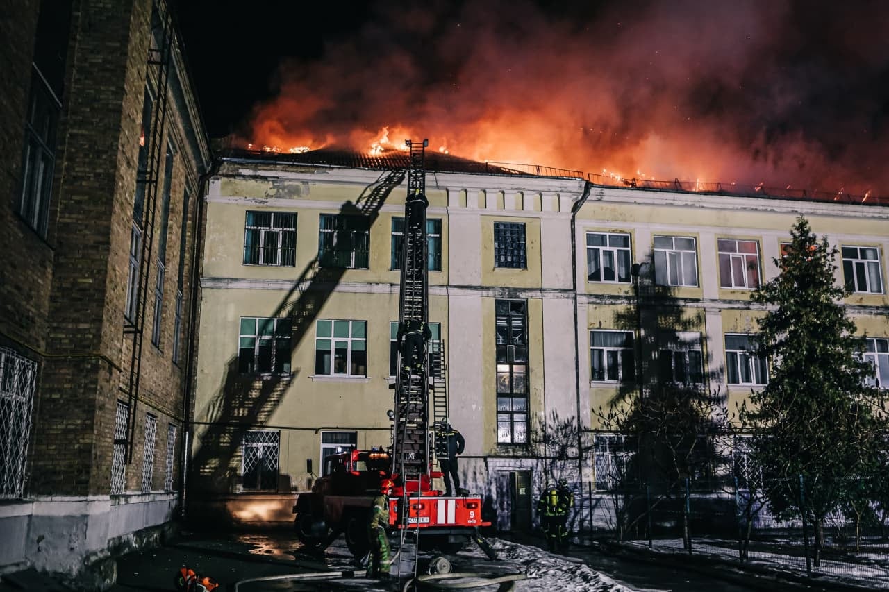 В Киеве оценивают ущерб от пожара в Восточной гимназии