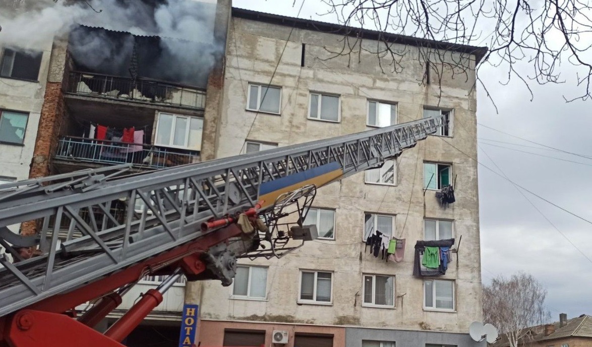 У Київській області через масштабну пожежу евакуювали людей (ФОТО)