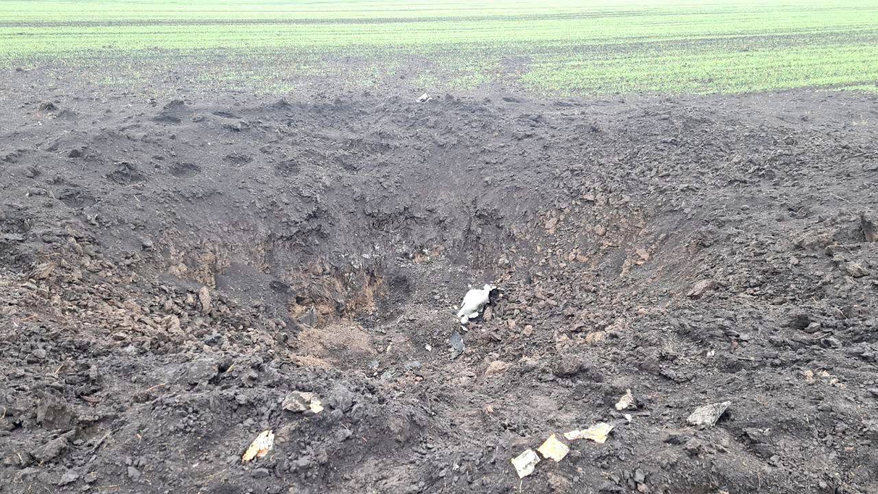 В ской области от сбитой ракеты в поле образовалась большая воронка .