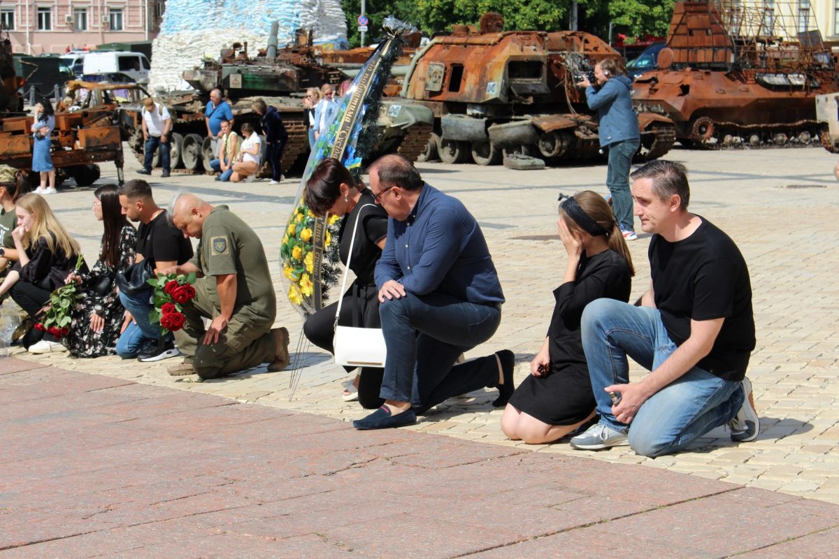 Люди вставали навколішки: у Києві попрощалися із загиблим героєм 93 бригади "Фанатом" (Фото)