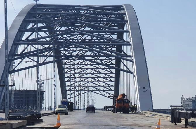 Посадовці розкрали мільйони на будівництві Подільського мосту в Києві