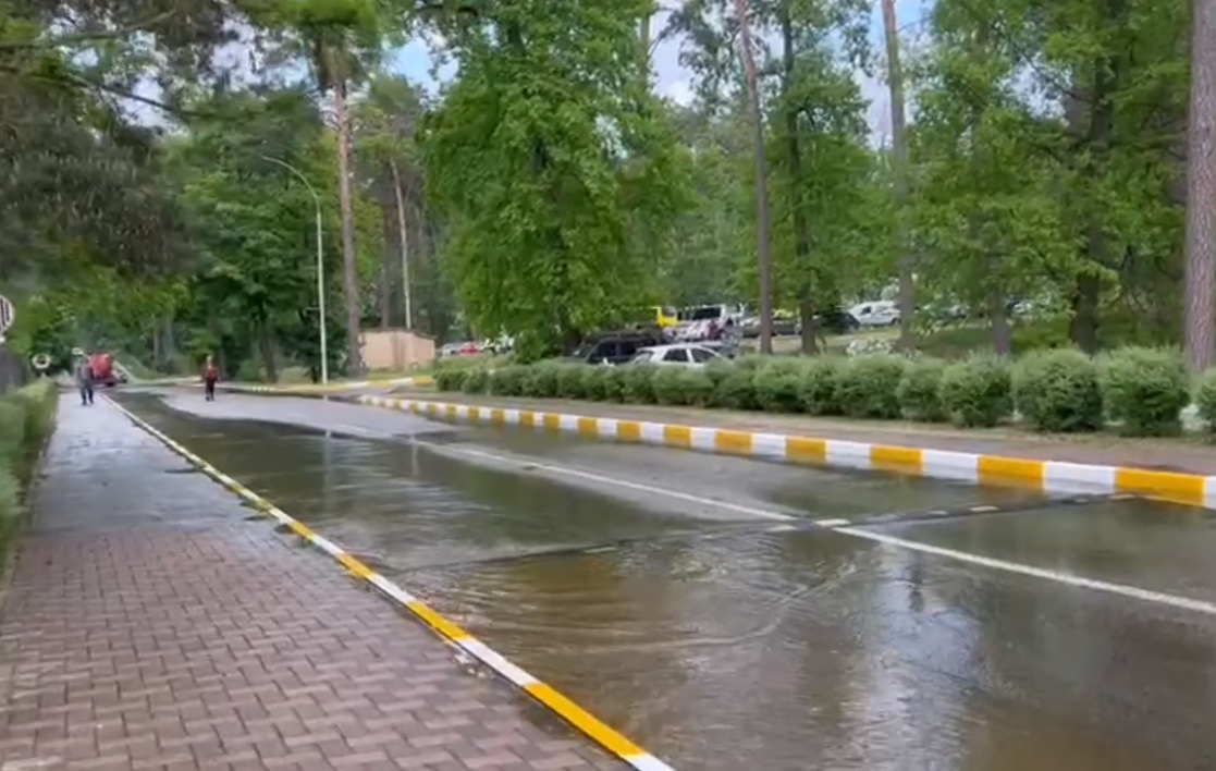У Київській області вулицю затопило водою (ВІДЕО)