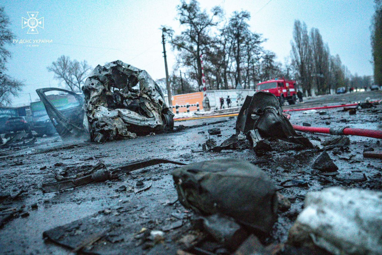 Рятувальники показали наслідки ракетних ударів по Києву (ФОТО)