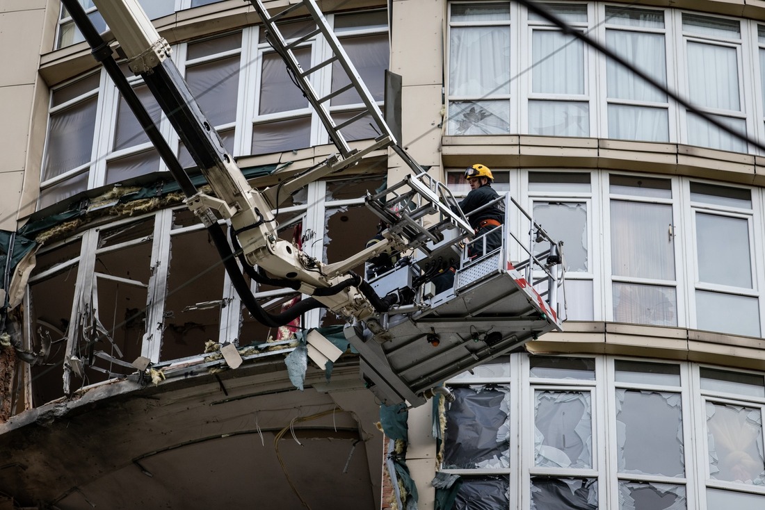 У Києві провели роботи на багатоповерхівці, пошкодженій через ворожу атаку (ФОТО)