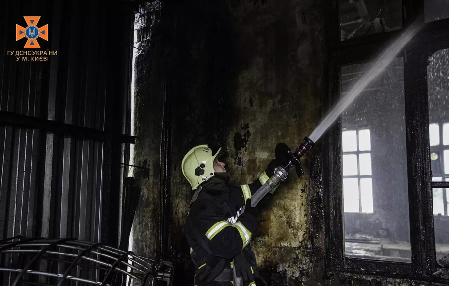 У Києві сталася страшна пожежа на підприємстві: є постраждалі