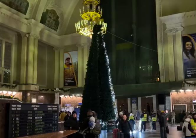 Ялинка на вокзалі Києва буде світитися за допомогою велосипеда (ВІДЕО)