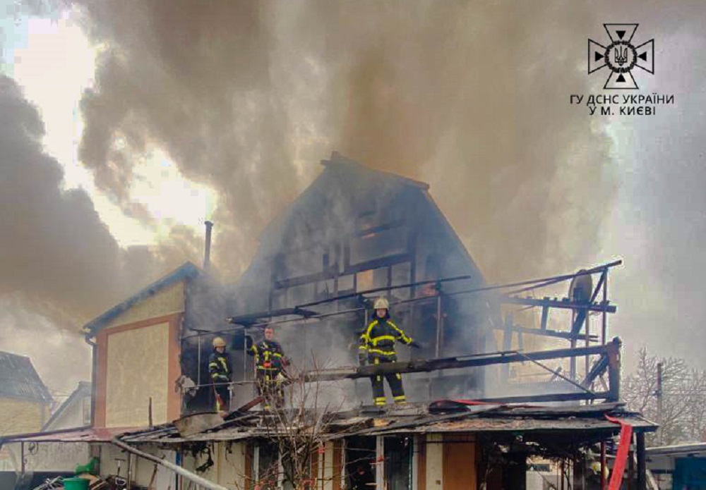 У Києві масштабна пожежа знищила приватний будинок (ФОТО)