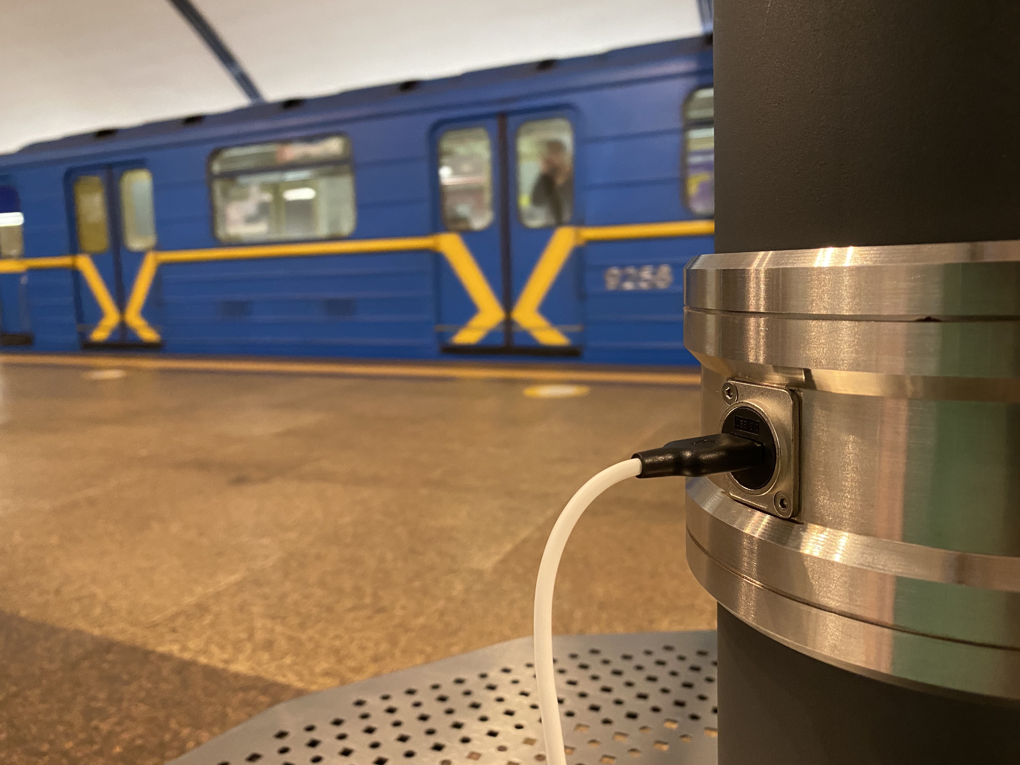 На яких станціях столичного метро можна підзарядити гаджети (СПИСОК)