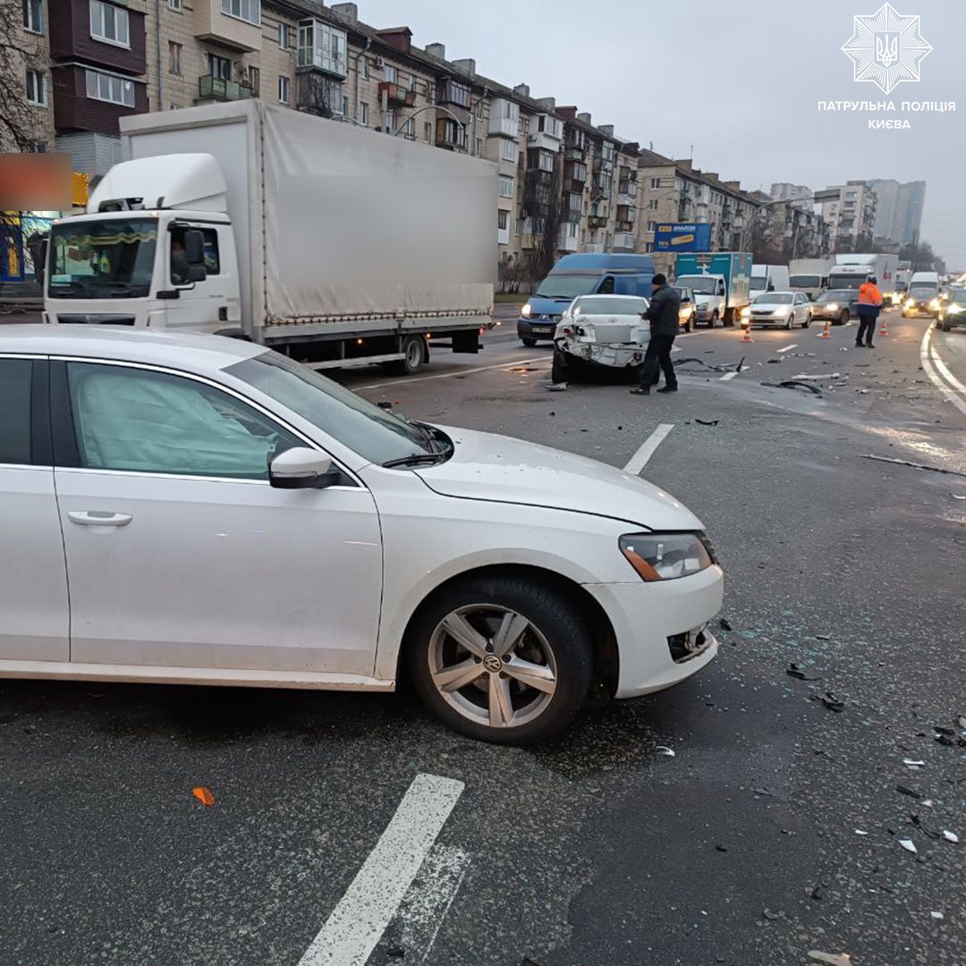 В Киеве из-за ДТП затруднено движение транспорта (ФОТО). Читайте на UKR.NET