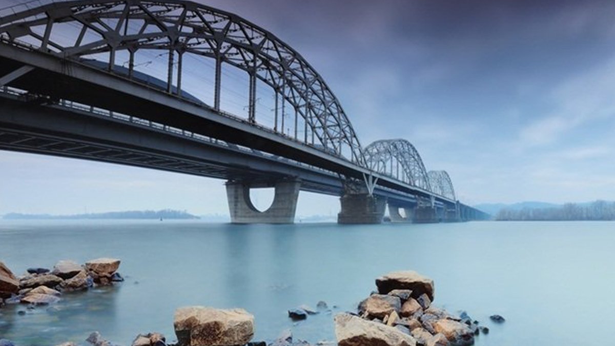 Владу Києва закликали відкрити для проїзду Дарницький та Південний мости