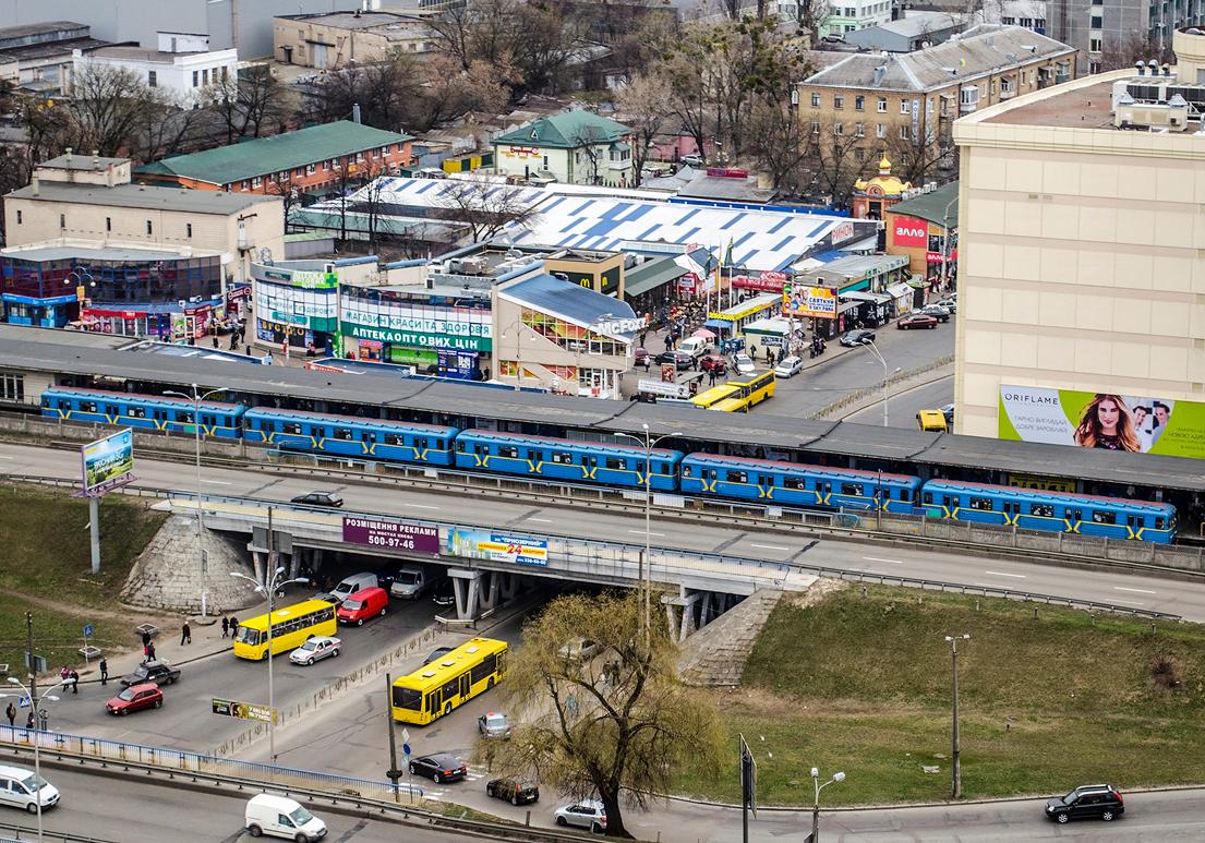 У Києві біля метро "Лівобережна" перекриють дорогу (СХЕМА)
