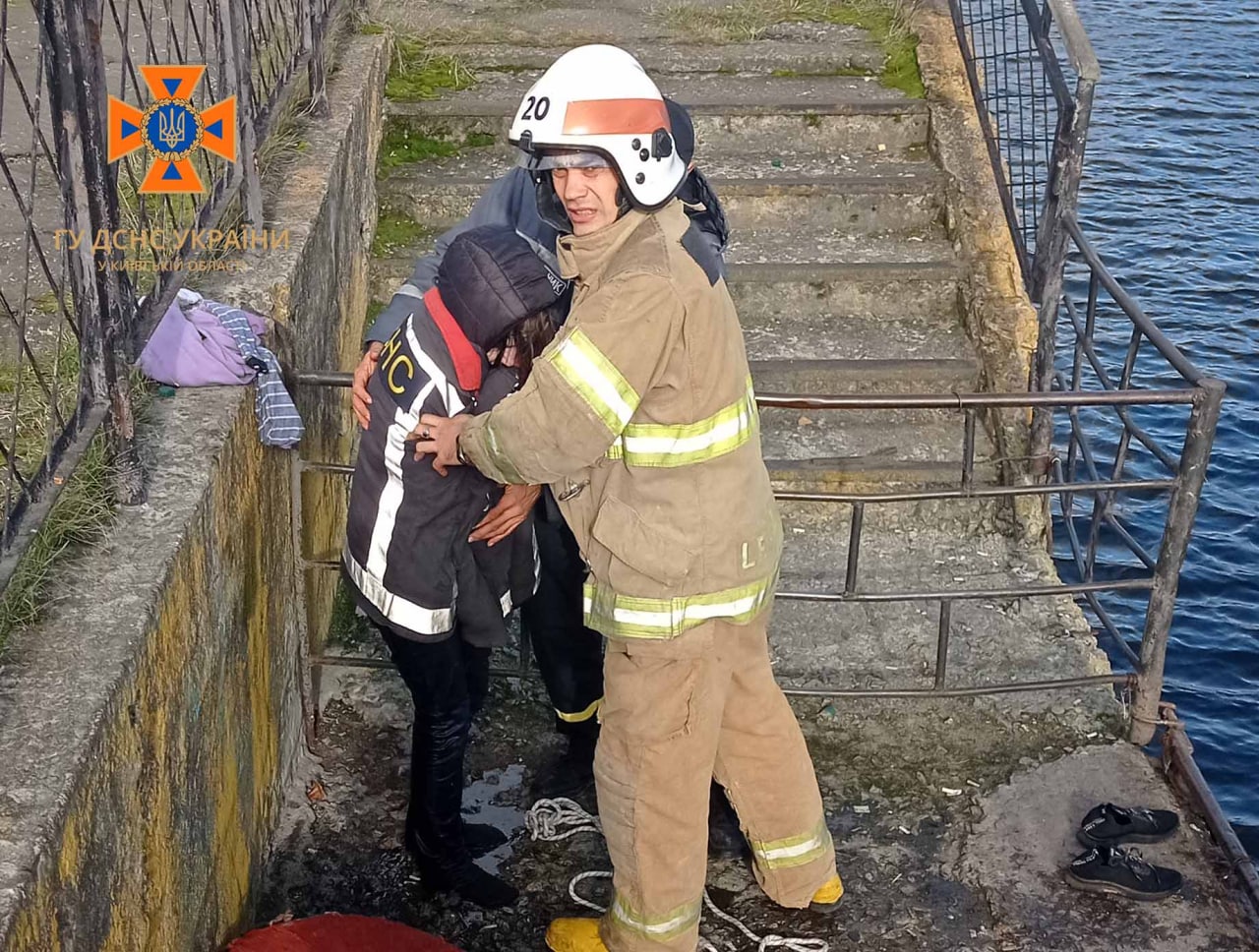 На Київщині врятували дівчину, яка впала у річку