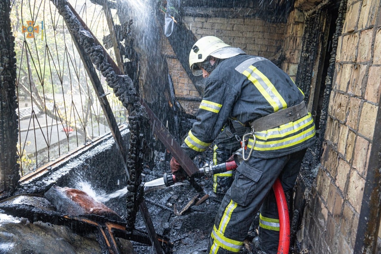 У Києві сталася пожежа у багатоповерхівці: через сильне задимлення люди не змогли вибратися з квартир