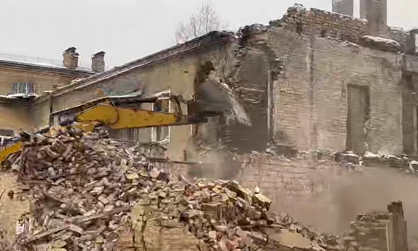 В Ірпені демонтують знищений окупантами будинок (ВІДЕО)