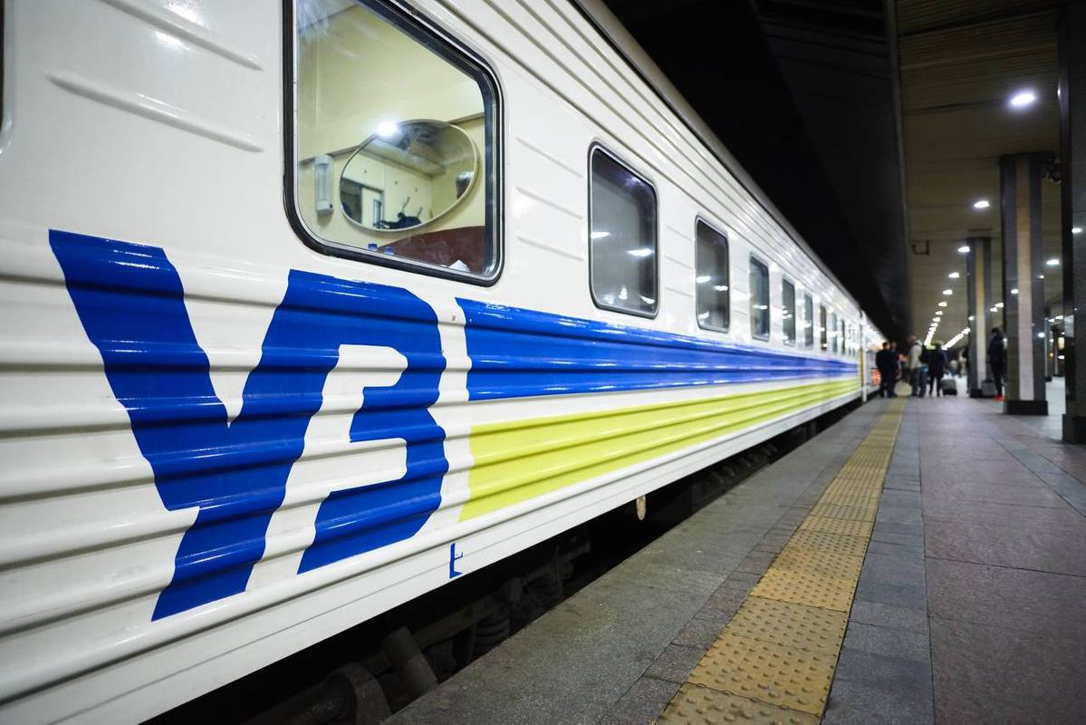 На півдні окупанти пошкодили залізничний вокзал та колії: як курсує київський поїзд