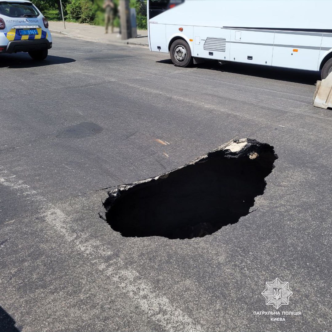 В Киеве провалился асфальт: где затруднено движение транспорта. Читайте на  UKR.NET