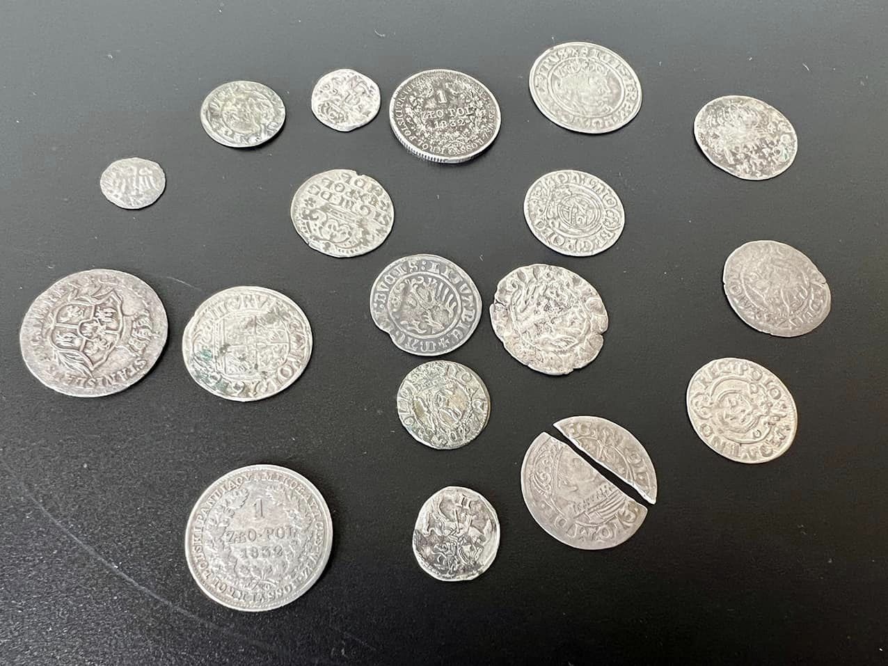 Київська митниця вилучила цінні старовинні монети з міжнародного відправлення
