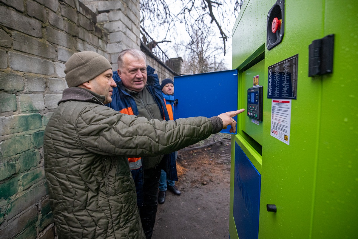 У Києві показали, як забезпечують котельні генераторами (ВІДЕО)