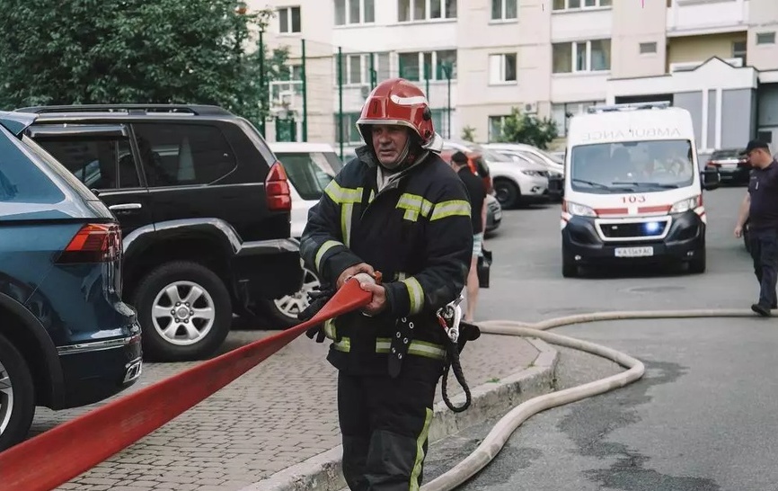 У Києві спалахнула пожежа в багатоповерхівці: є загиблий