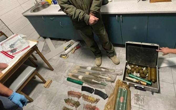 У Києві затримали водія з арсеналом зброї та печатками військових частин (ФОТО)