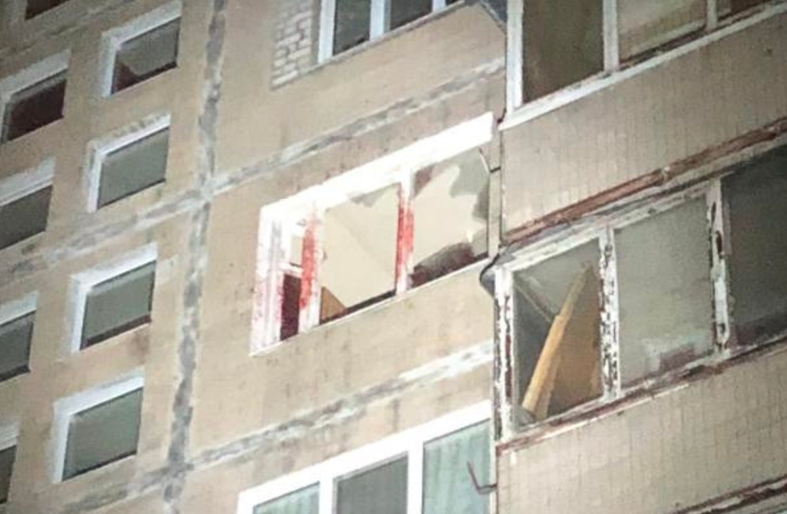 У Києві чоловік голіруч розбив вікно та намагався стрибнути вниз