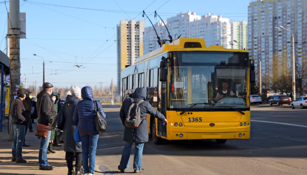 На всіх тролейбусних маршрутах Києва вже завтра працюватимуть автобуси