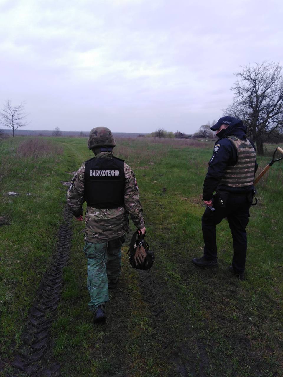 В Киевской области нашли часть ракеты РСЗО "Ураган" (ФОТО). Читайте на ...