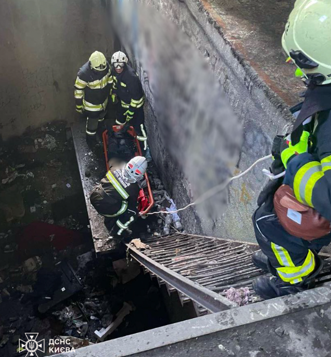 У Києві чоловік впав у величезну яму: знадобилась допомога рятувальників