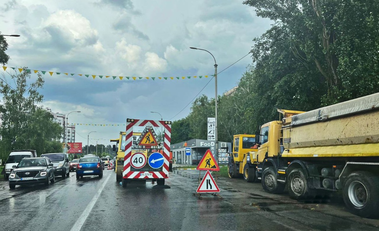 Під Києвом через ремонт доріг обмежили рух транспорту (ФОТО, ВІДЕО)