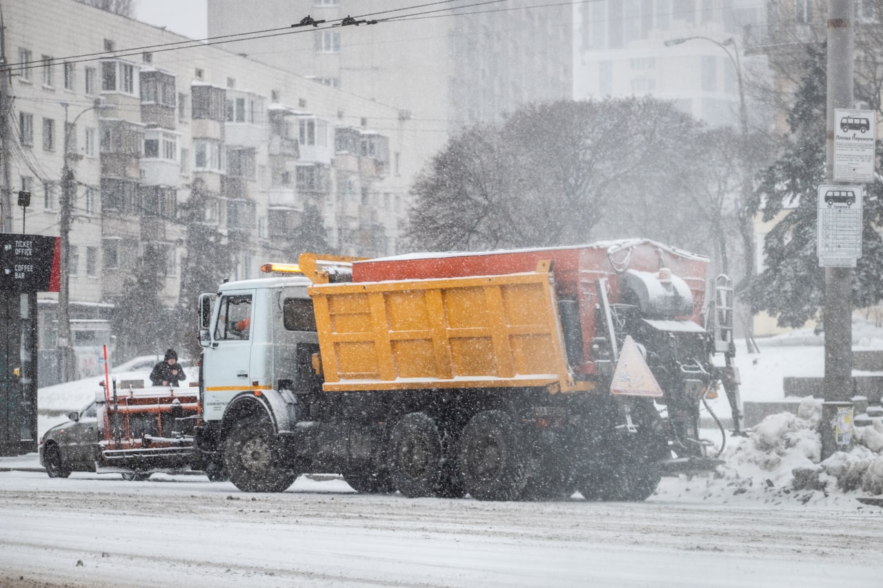 Київ замело снігом: водіїв закликають не створювати затори