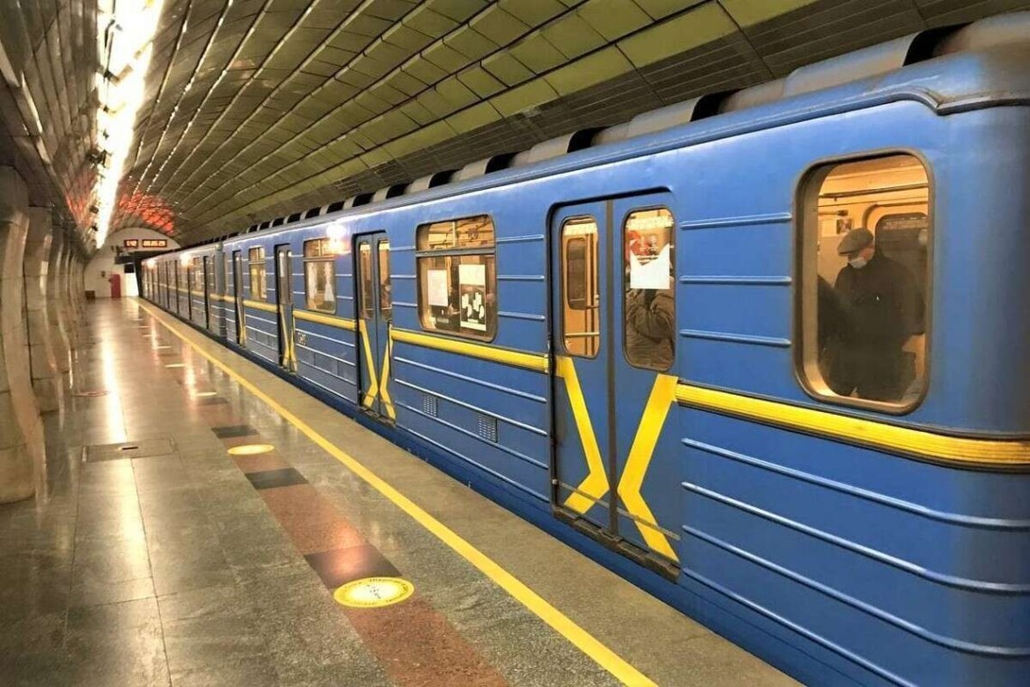 Масована ракетна атака: метро у Києві зупинило роботу