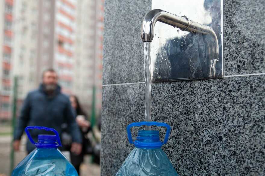 Майже весь Київ через ракетні обстріли залишився без води