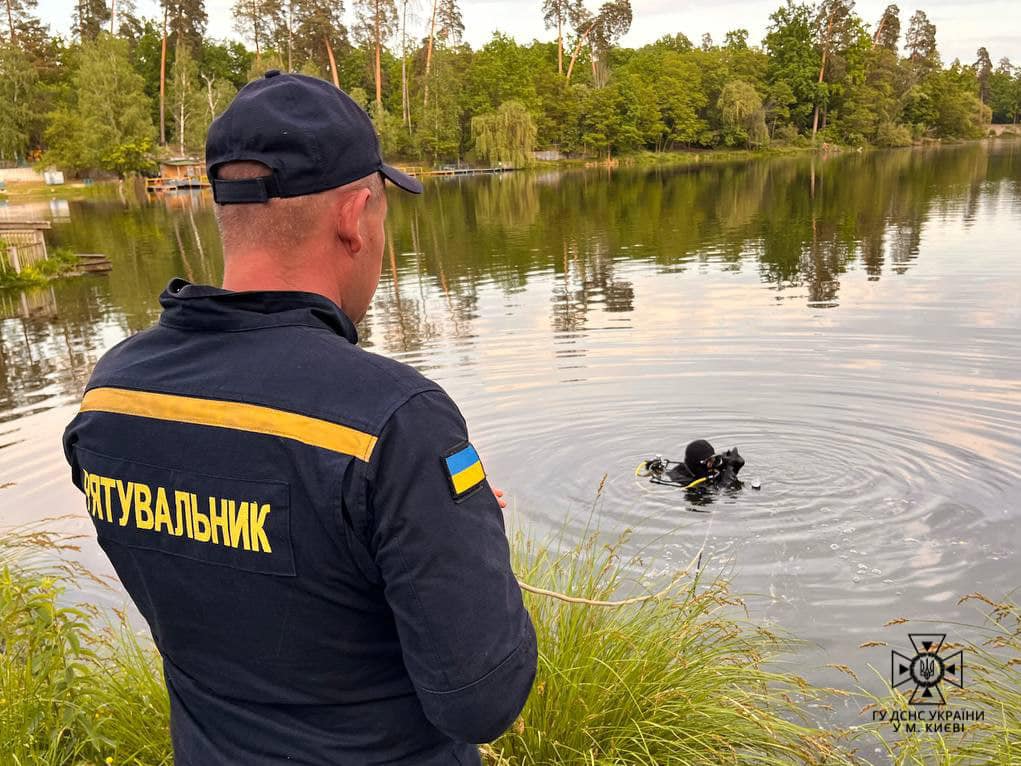 У Києві в озері потонув молодий чоловік